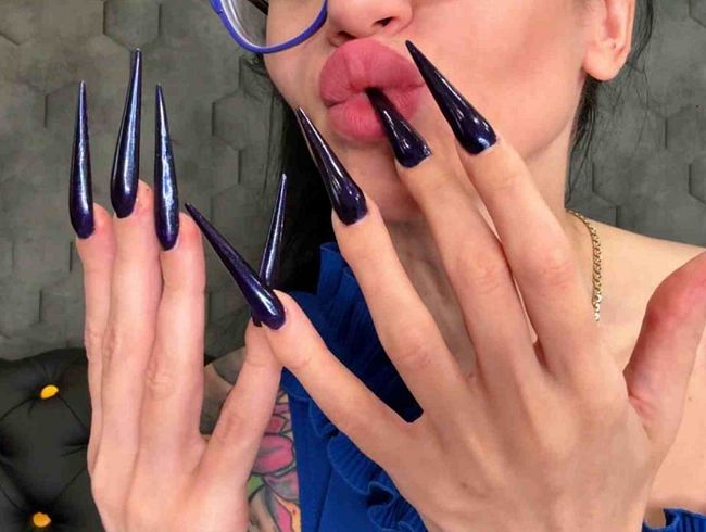 Dunkelblaue lange Nägel, scharfe Stilettos, lange Finger und Beinhaut kratzen