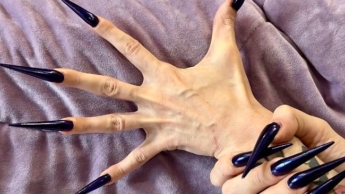 Dunkelblaue lange Nägel, scharfe Stilettos, lange Finger und Handflächen breit