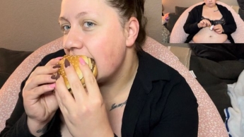 Fetisch Video sieht einer kurvigen Frau beim Essen zu