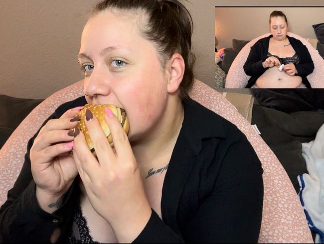 Fetisch Video sieht einer kurvigen Frau beim Essen zu