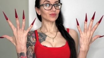 Fingerschnippen, lange Finger mit ROTEN langen Nägeln