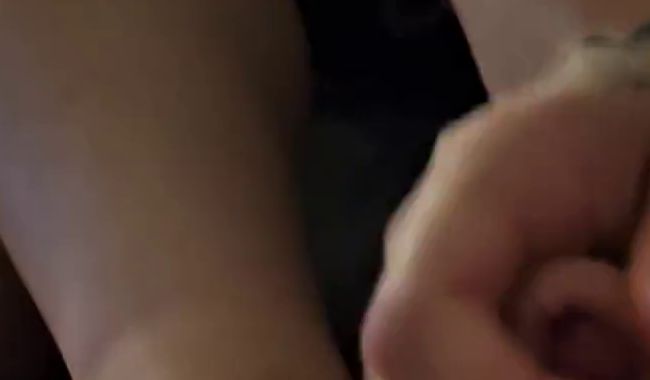 Ich massiere seinen dicken Schwanz mit meinen Füßen bis er abspritzt
