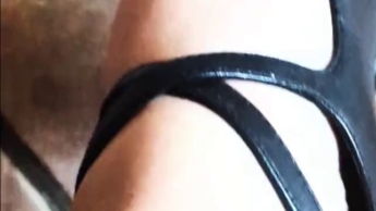Ich werde dir sagen was ein Sklave wie du zu tun hat unter meinen Füßen und High Heels