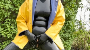 Im Friesennerz, Gummihandschuhen und Latex Maske rauche ich genüsslich eine Zigarette