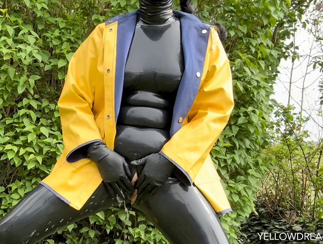 Im Friesennerz, Gummihandschuhen und Latex Maske rauche ich genüsslich eine Zigarette