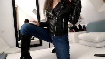 Jeansarsch, Lederjacke und Stiefel JOI!