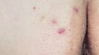 Junges Mädchen und junges Fell saugen Sperma und Muschi ab