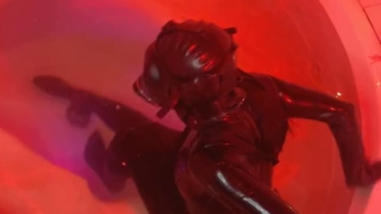 Latex-Catsuit & Gasmaske Inmersión – Experimente mit Atemspielen