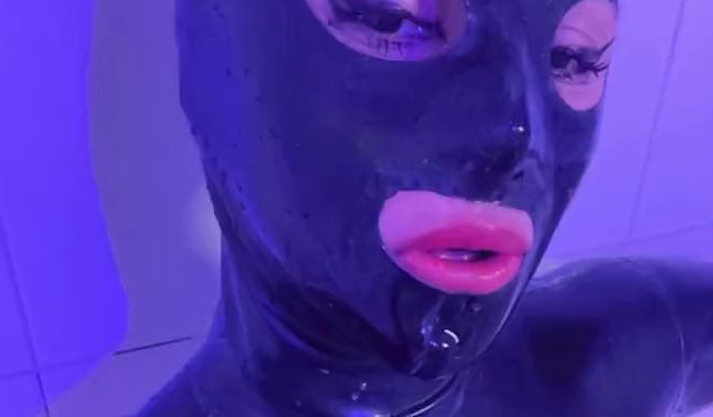 Mein Bestseller – Latexanzug im Whirlpool – Atemspielparty