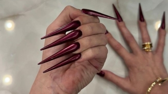 Neue Farbe LILA Lange Nägel, scharfe Stilettos, lange Finger und Hände Anbetung, Handflächen breit