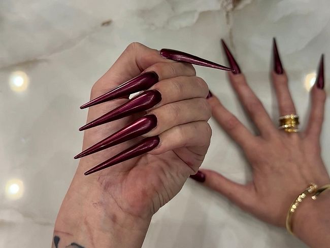 Neue Farbe LILA Lange Nägel, scharfe Stilettos, lange Finger und Hände Anbetung, Handflächen breit