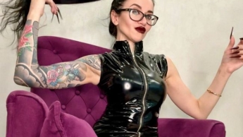 Neue Farbe Lange Nägel, scharfe Stilettos, lange Finger, HEISSE Handjobs mit Spucke und enges PVC-Kleid an