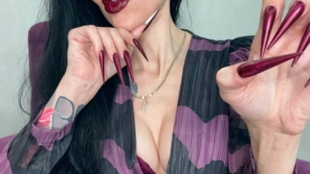 Neue Farbe Lange Nägel, scharfe Stilettos, lange Finger lutschen und Hände anbeten, Handflächen breit
