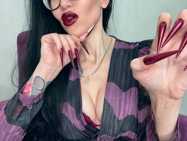 Neue Farbe Lange Nägel, scharfe Stilettos, lange Finger lutschen und Hände anbeten, Handflächen breit