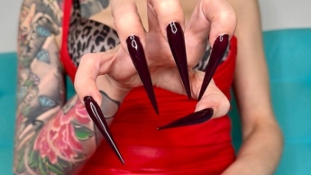 Neue Farbe Lange Nägel, scharfe Stilettos, lange Finger lutschen und Hände anbeten, rotes Outfit an mir