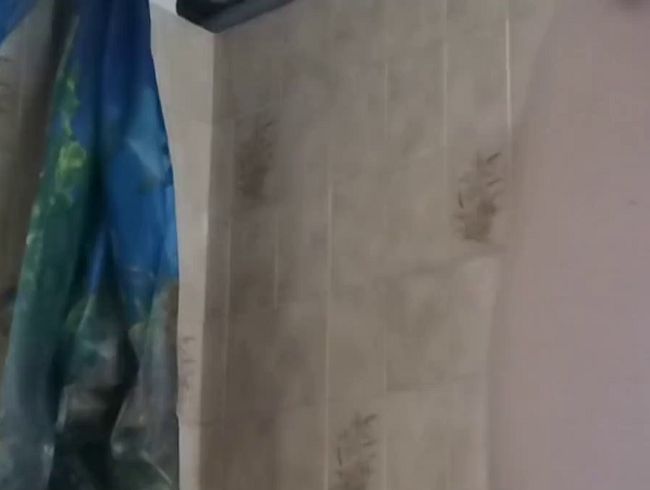 Nicolettas Körperpflegeroutine mit Duschen in ihrem Badezimmer