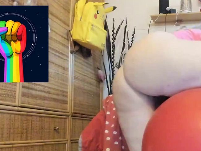 Nicolettas Leidenschaft für das Ballonsammeln, großer roter Ballon