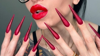 ROT Lange Nägel, scharfe Stilettos, lange Finger lutschen, Spitzenunterwäsche an mir