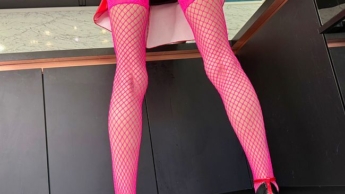 Rosa Netzstrümpfe, Rock und Upskirt, Rote High Heels, Stilettos, Pumps