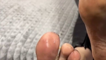 Schmutzige Füße und viel Sperma für Cuckold-POV