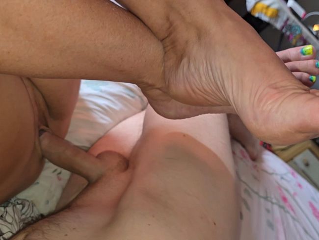 Sexy Stiefmutter gibt schüchternem Stiefsohn Muschi und Füße.