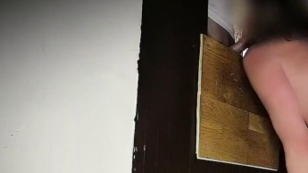 Sexy rote Katze auf den Knien macht einem Fremden im GloryHole einen Blowjob