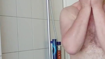 Strumpfhose und Inkontinenzhose in der Dusche