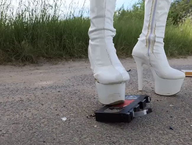 VHS Crushing – Der letzte Dreh mit den geilen weißen Lackoverknees – VHS kaputt – Overknee kaputt
