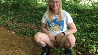schau wie ich am Wegesrand im Stadtpark mein Revier markiere