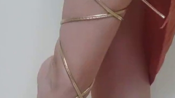 55sek. geile highheels action mit weissen nägeln