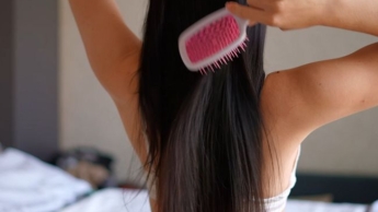 Brünetter Langhaarfetisch. Haare kämmen! Dich necken