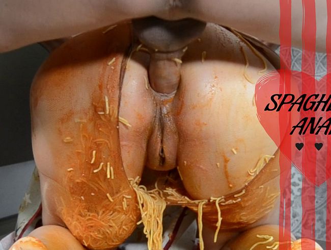 Chaotische Spaghetti-Schlampe: Höschen vollgestopft und in den Arsch gefickt