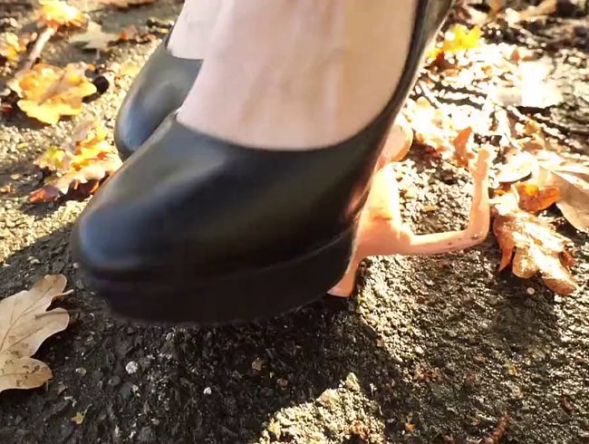 Crush Fetisch Puppen und Laub ….. ich liebe es zu zerstören