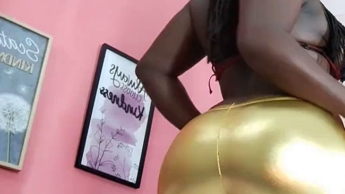 Dir gefallen diese goldenen Leggings an meinem dicken Hintern. Wie sieht das aus?