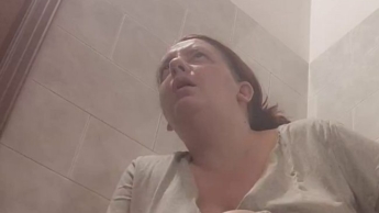 Ein ruhiger Nachmittag unterbrochen: Nicolettas sanfter Kampf gegen hartnäckige Bauchschmerzen auf dem Sofa