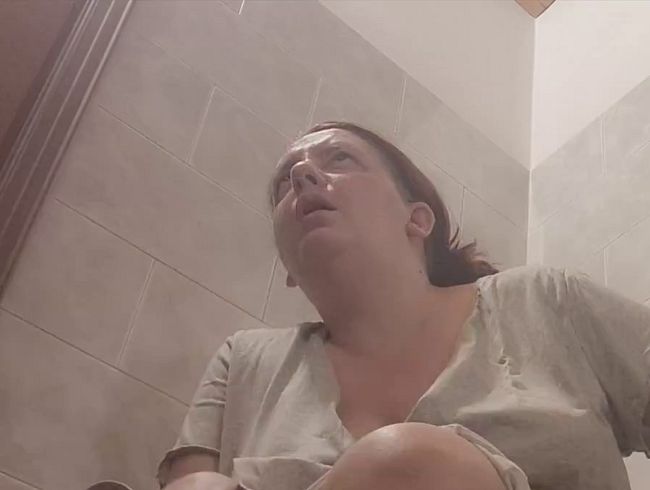 Ein ruhiger Nachmittag unterbrochen: Nicolettas sanfter Kampf gegen hartnäckige Bauchschmerzen auf dem Sofa