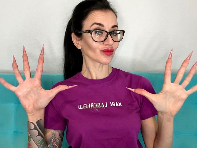 Fingerschnippen, lange Finger mit neuer lila Farbe Lange Nägel, scharfe Stilettos