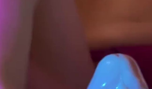 Footjob mit öligem großen Dildo