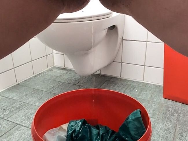 Ich Piss die grüne Jacke voll .