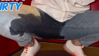 Ich habe mir im Aufzug in die Jeans gepisst und wäre fast erwischt worden