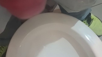 Ich musste so trinkend pissen und musste meine pisse gleich mal probiere. ,lecker