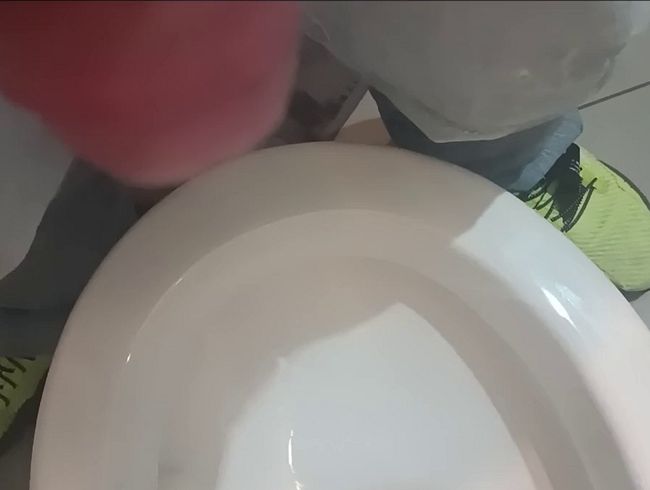 Ich musste so trinkend pissen und musste meine pisse gleich mal probiere. ,lecker