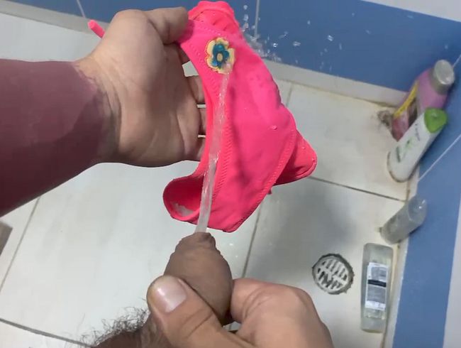 Ich pinkle in rosa Höschen mit einer Blume