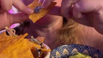 Klicken Sie hier für die Vorschau Nachos, Tinies und Guacamole für Riesinnen [4K]