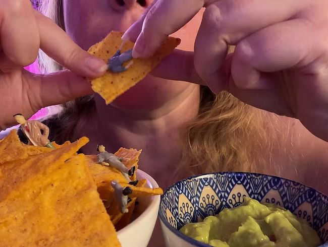 Klicken Sie hier für die Vorschau Nachos, Tinies und Guacamole für Riesinnen [4K]