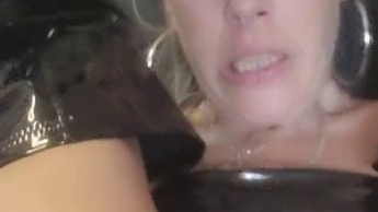 Lack und Anal !!Geil meinem Arsch mit dem Glasdildo besorgt