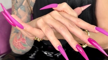 Lila Farbe Lange Nägel, scharfe Stilettos, Handflächen, lange Finger und Hände Anbetung, schwarzes PVC auf mir