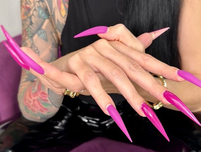 Lila Farbe Lange Nägel, scharfe Stilettos, Handflächen, lange Finger und Hände Anbetung, schwarzes PVC auf mir
