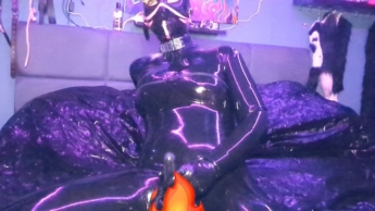 Me Time in Latex, ich mach mich ganz schiny und machs mir selbst