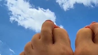 Meine Füsse bei bestem Wetter auf dem Balkon in Flipflops